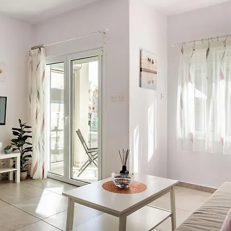 Cozy Beachfront Gem With Seaview לימסול