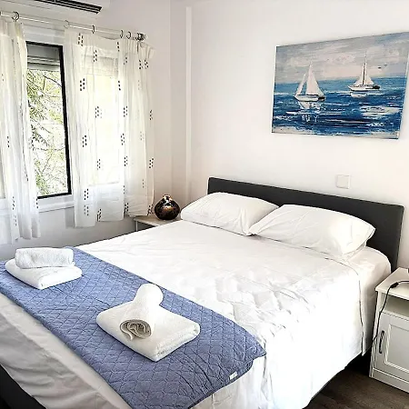 Cozy Beachfront Gem With Seaview *