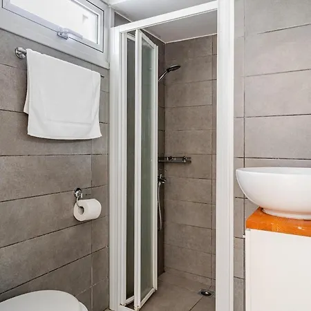 Cozy Beachfront Gem With Seaview דירה לימסול