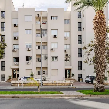 Cozy Beachfront Gem With Seaview דירה לימסול