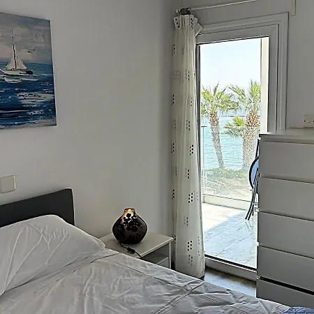 Cozy Beachfront Gem With Seaview דירה