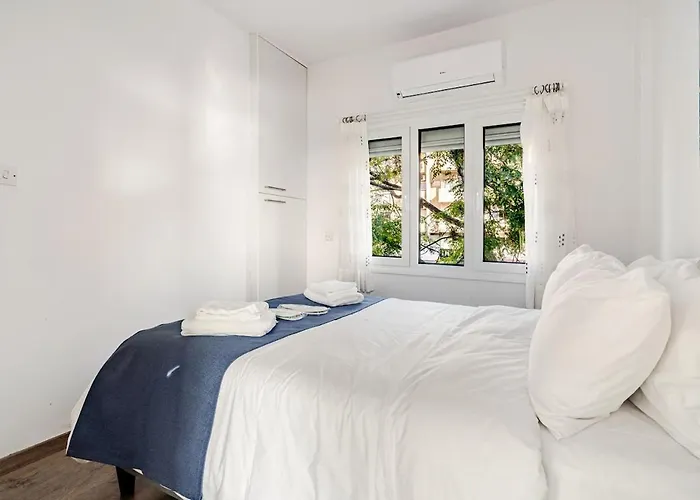 Cozy Beachfront Gem With Seaview