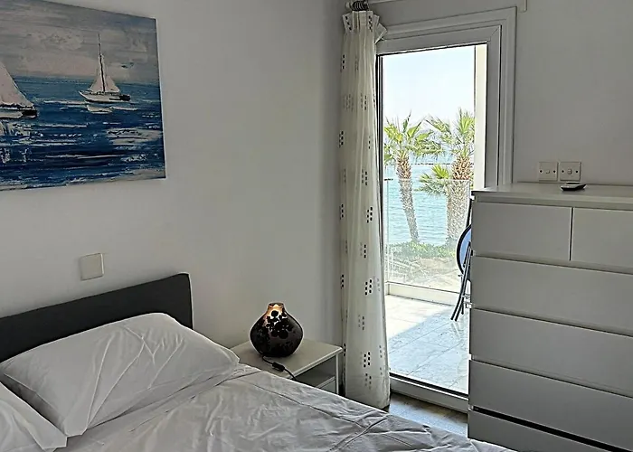 Cozy Beachfront Gem With Seaview アパート