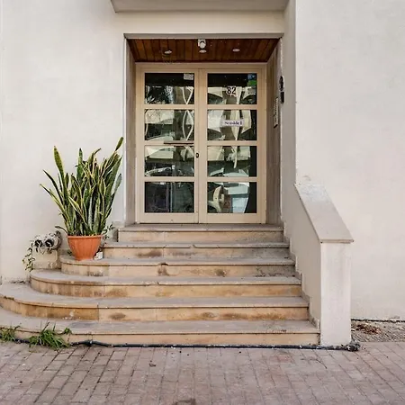 Cozy Beachfront Gem With Seaview Lägenhet Limassol