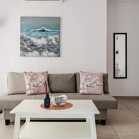 Cozy Beachfront Gem With Seaview Lägenhet Limassol