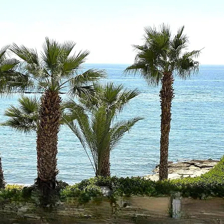 Apartman Cozy Beachfront Gem With Seaview *