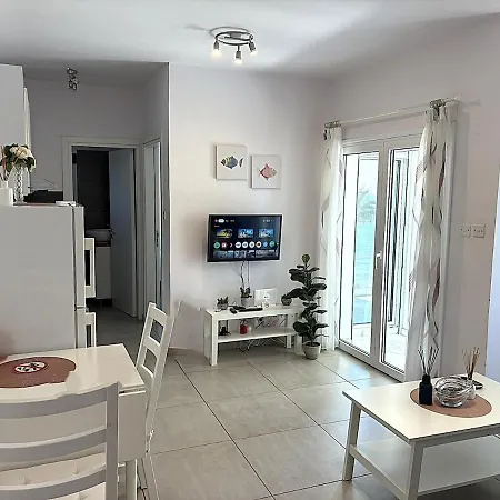 Apartman Cozy Beachfront Gem With Seaview