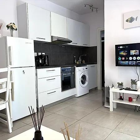 Cozy Beachfront Gem With Seaview Apartman *