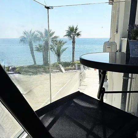 Cozy Beachfront Gem With Seaview Lägenhet Limassol