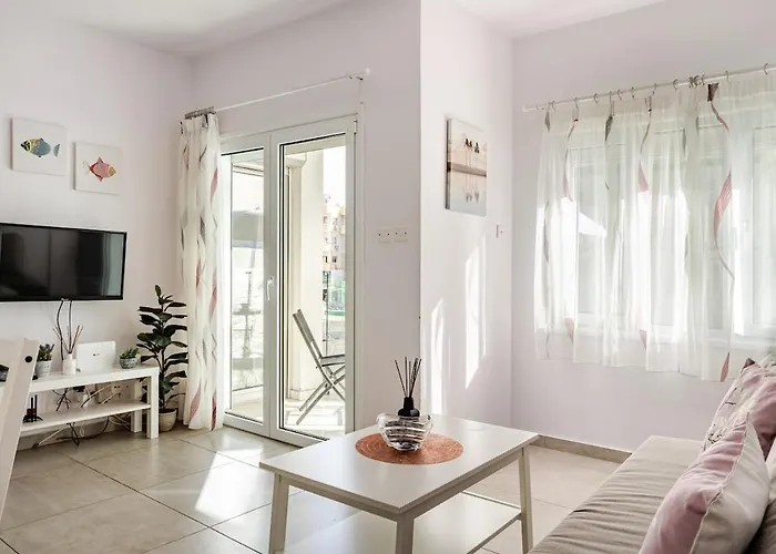 Cozy Beachfront Gem With Seaview Lemesos