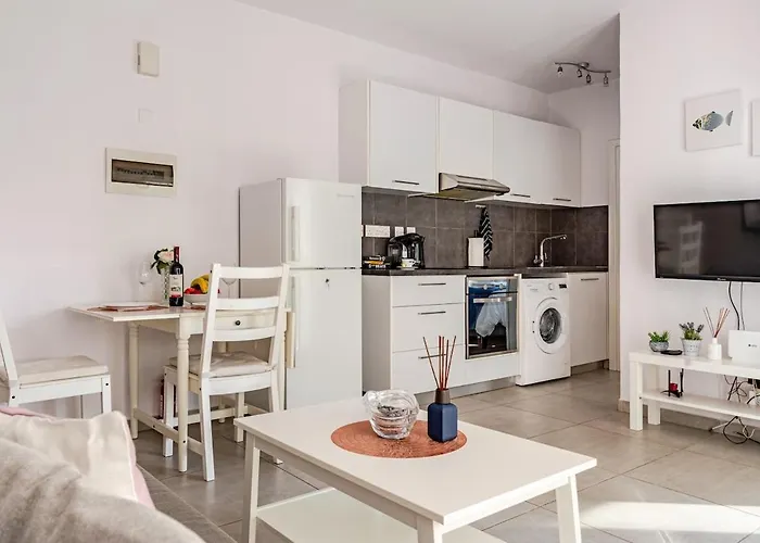 Cozy Beachfront Gem With Seaview *