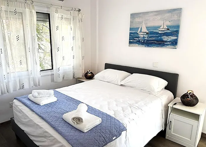 Cozy Beachfront Gem With Seaview *