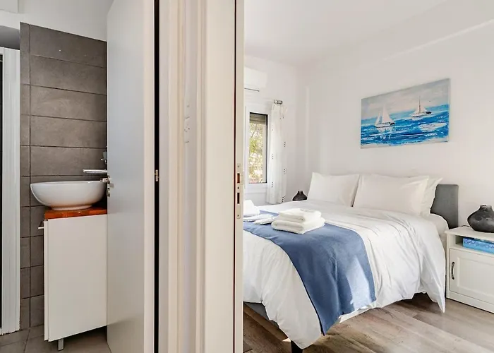 Cozy Beachfront Gem With Seaview *