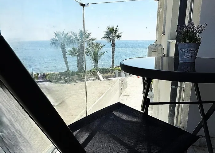 Cozy Beachfront Gem With Seaview Apartmán Lemesos