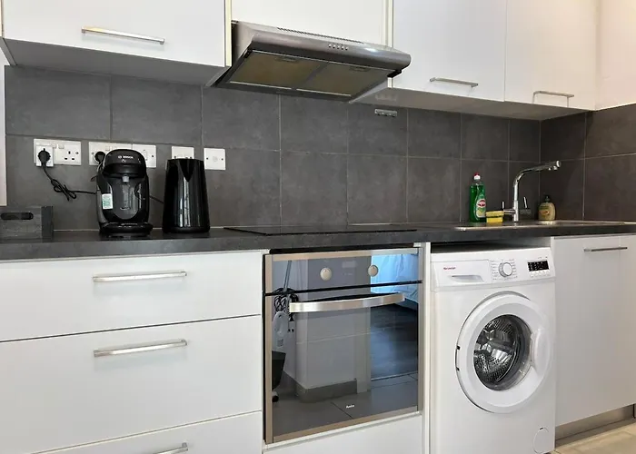 Cozy Beachfront Gem With Seaview Lemesos